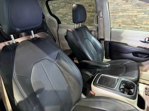 Used 2021 Chrysler Pacifica Touring-L image 2