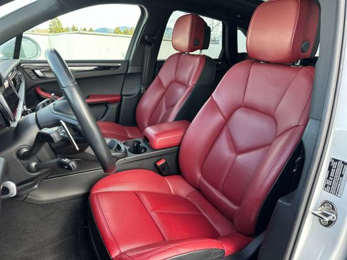 Certified 2024 Porsche Macan image 5