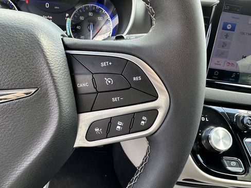Used 2024 Chrysler Pacifica Touring-L FWD image 25