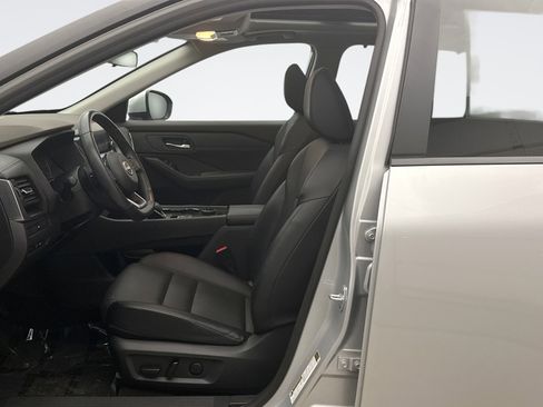 Used 2023 Nissan Rogue SV w/ SV Premium B Package image 11