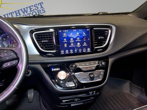 Used 2019 Chrysler Pacifica Limited w/ Advanced Safetytec Group FWD image 9
