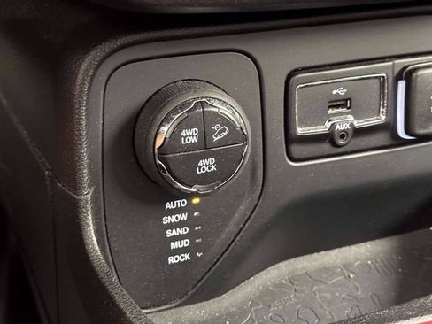 Used 2017 Jeep Renegade Trailhawk AWD/4WD image 23