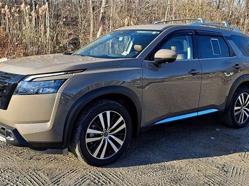 Used 2025 Nissan Pathfinder Platinum w/ Black Appearance Package image 4