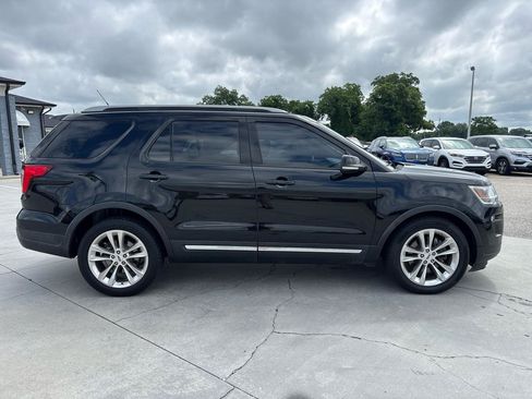 Used 2018 Ford Explorer XLT w/ Equipment Group 202A FWD image 3