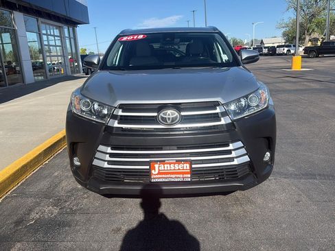 Used 2018 Toyota Highlander Limited w/ Protection Package #3 AWD/4WD image 9