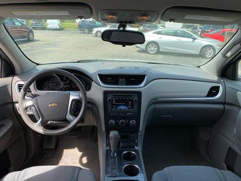 Used 2017 Chevrolet Traverse LT w/ Style and Technology Package FWD image 11