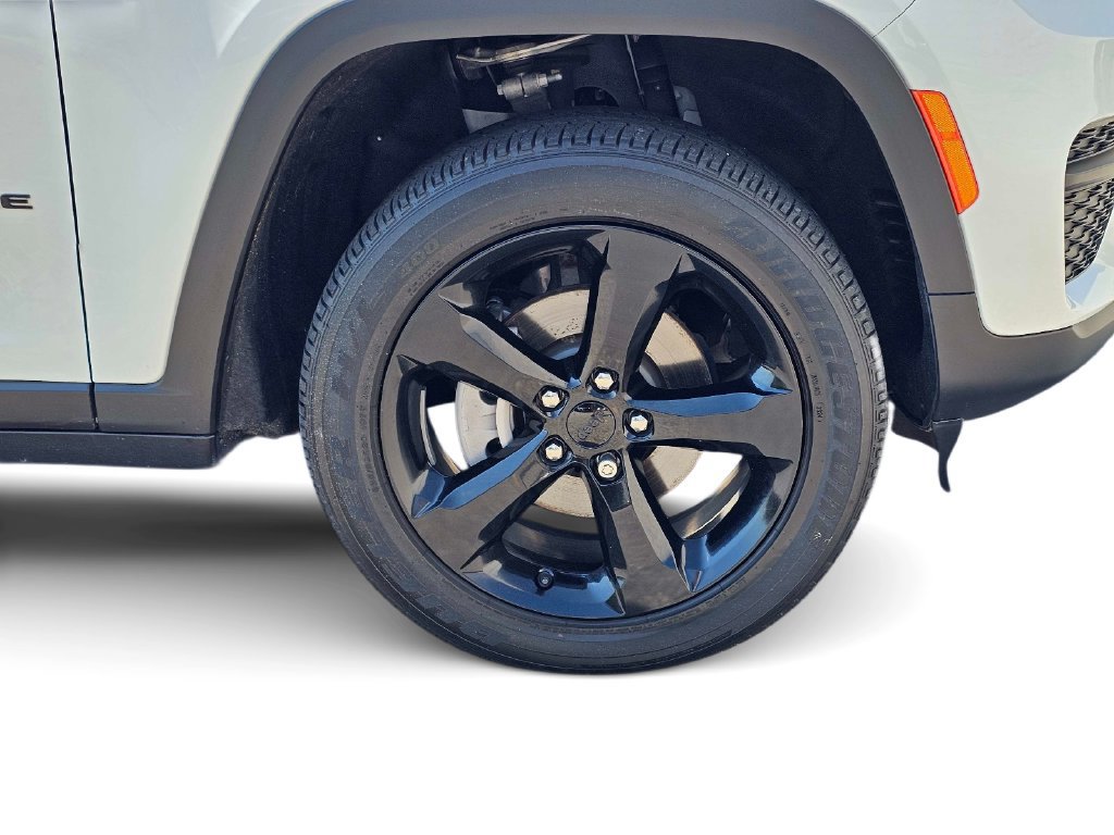 Used 2025 Jeep Grand Cherokee Altitude AWD/4WD image 6