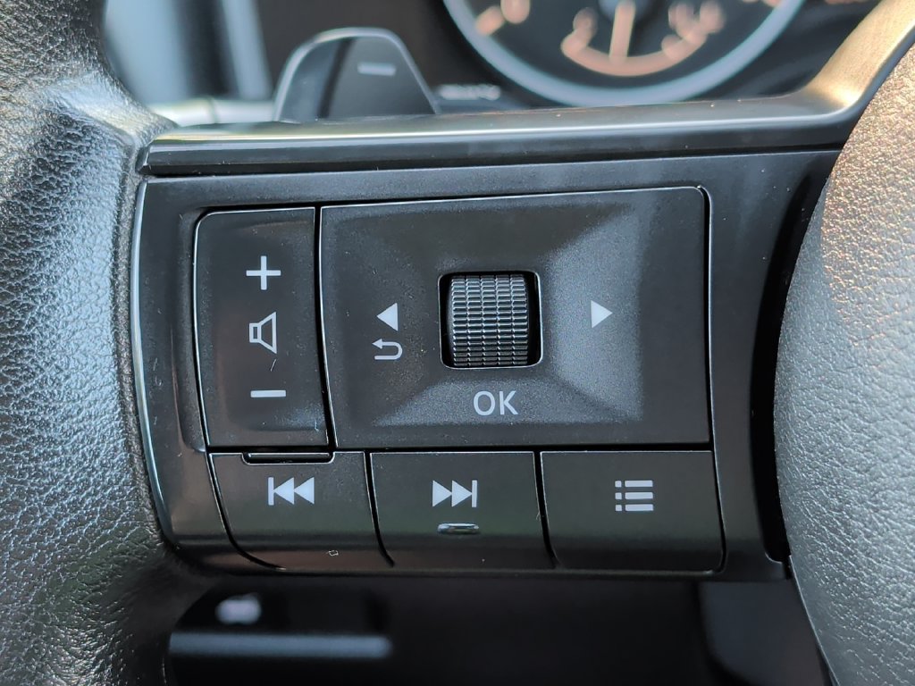 Used 2024 Nissan Rogue SV AWD/4WD image 12