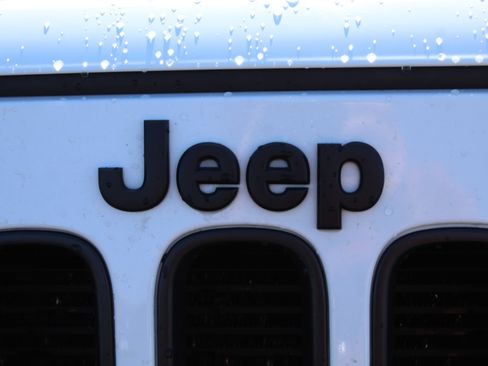 Used 2017 Jeep Wrangler Unlimited Sahara AWD/4WD image 13