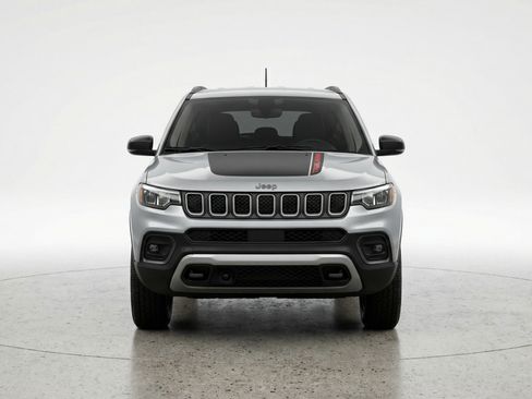 Used 2025 Jeep Compass Trailhawk AWD/4WD image 2
