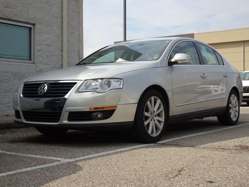 Used 2010 Volkswagen Passat Komfort FWD image 1