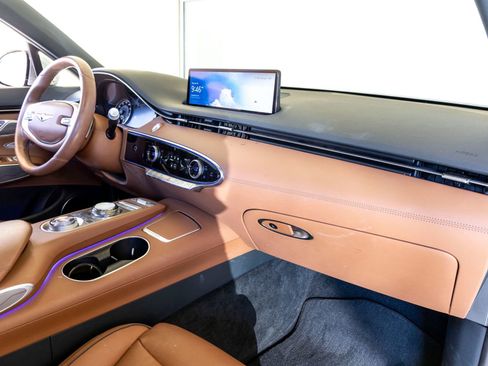 Used 2023 Genesis GV70 2.5T w/ Advanced Package image 28