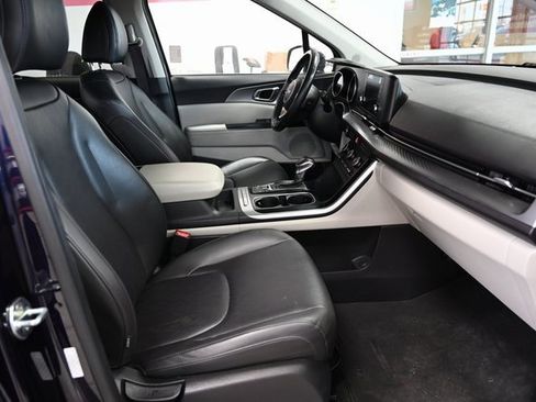Used 2022 Kia Carnival LX image 11