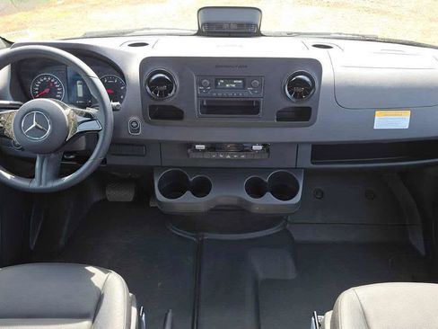 Used 2025 Mercedes-Benz Sprinter 2500 image 17
