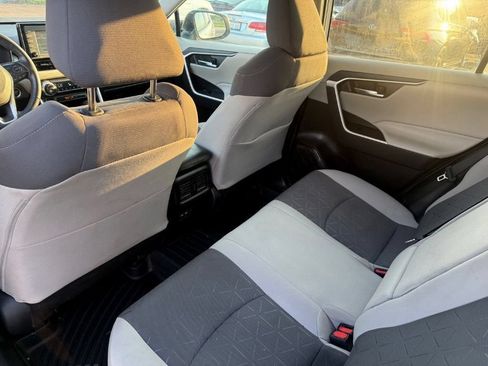Used 2021 Toyota RAV4 XLE AWD/4WD image 5