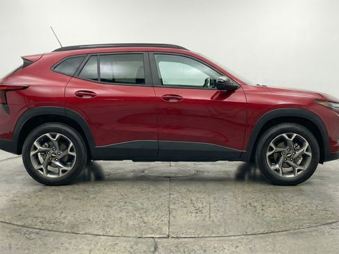 Used 2025 Chevrolet Trax LT w/ LT Convenience Package image 11