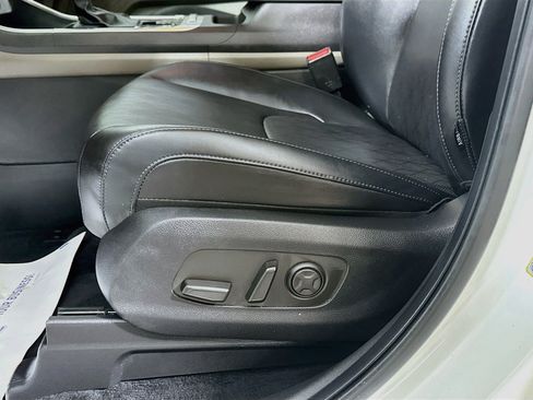 Used 2025 Kia Carnival EX FWD image 19