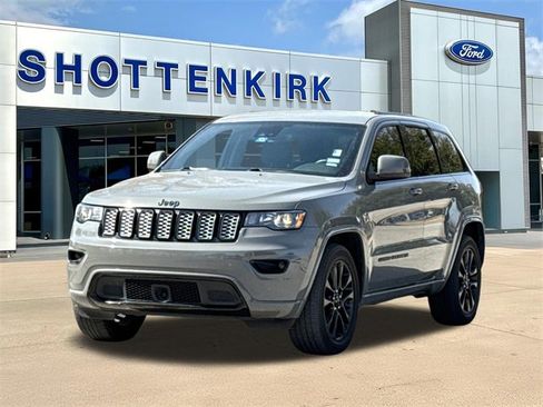 Used 2021 Jeep Grand Cherokee Laredo X image 3