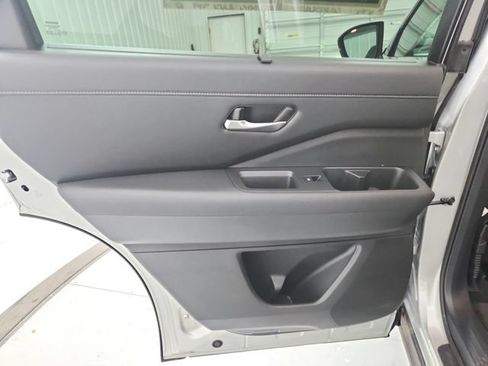 Used 2025 Nissan Pathfinder SL FWD image 37