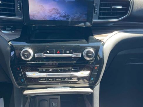 Used 2022 Ford Explorer Limited image 11