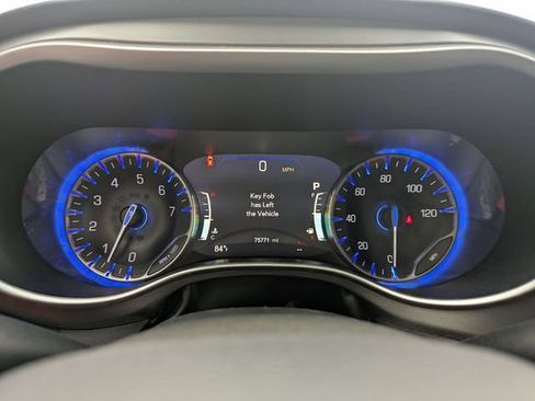 Used 2023 Chrysler Pacifica Touring-L FWD image 17