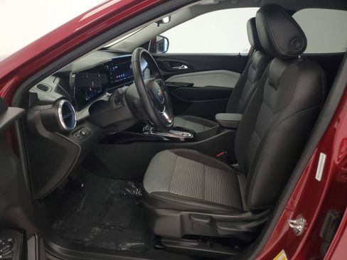 Used 2025 Chevrolet Trax LT w/ LT Convenience Package FWD image 11