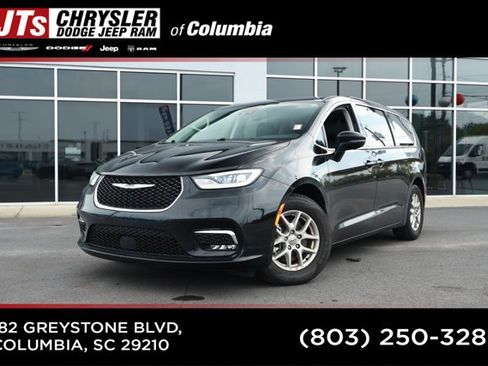 Used 2024 Chrysler Pacifica Touring-L FWD image 1