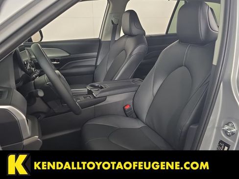 Certified 2025 Toyota Grand Highlander AWD image 22