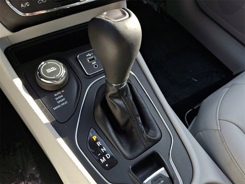 Used 2020 Jeep Cherokee Latitude Plus w/ Cold Weather Group image 14