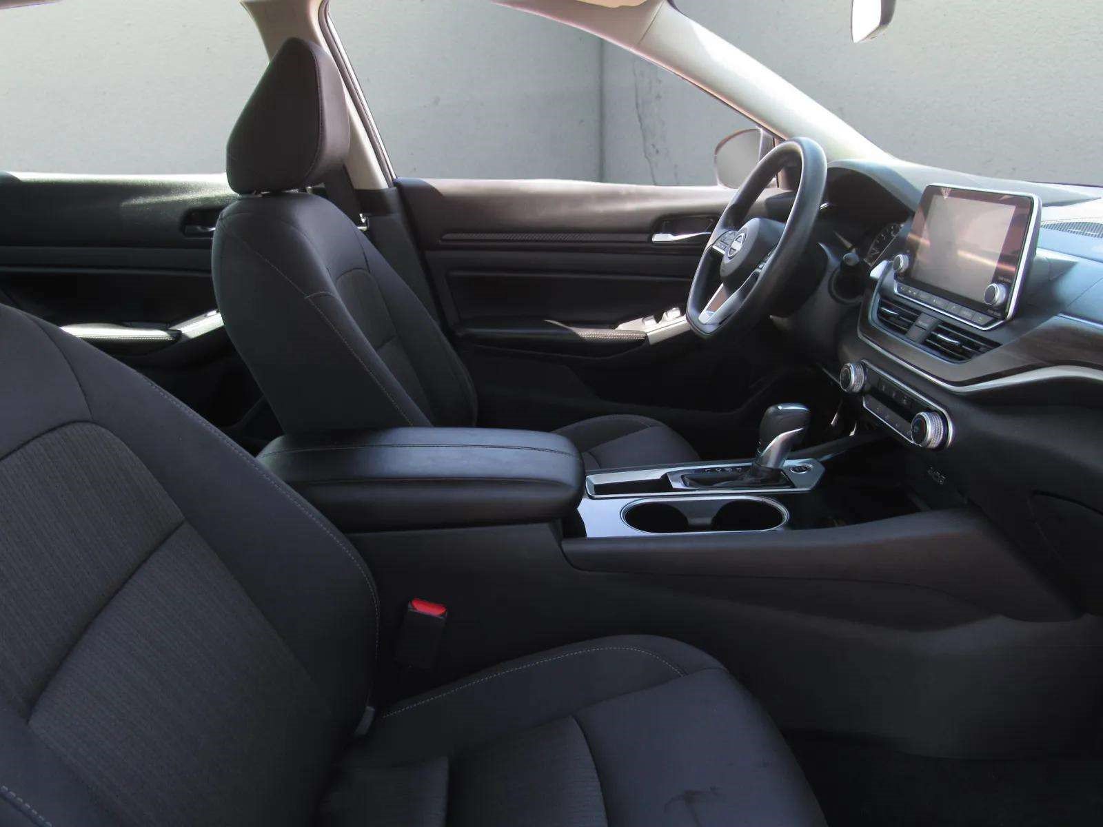 Used 2024 Nissan Altima 2.5 SV FWD image 8