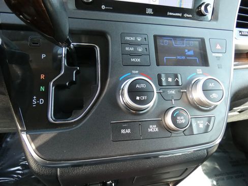 Used 2018 Toyota Sienna Limited image 53