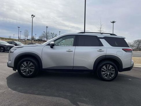 Used 2025 Nissan Pathfinder SV image 6