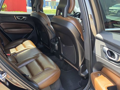 Used 2018 Volvo XC60 T5 Momentum w/ Convenience Package image 30