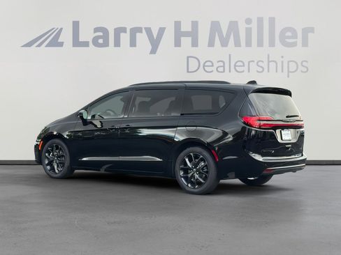 New 2026 Chrysler Pacifica Limited w/ Uconnect Theater Family Group image 3