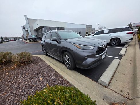 Used 2022 Toyota Highlander XLE image 8