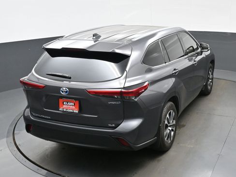 Used 2022 Toyota Highlander XLE AWD/4WD image 38