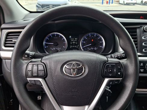 Used 2019 Toyota Highlander LE AWD/4WD image 19