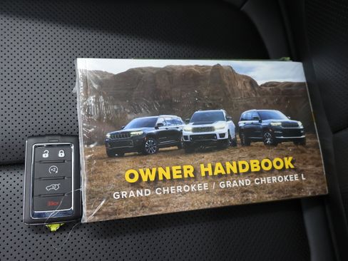 Used 2025 Jeep Grand Cherokee Limited w/ Luxury Tech Group II image 74