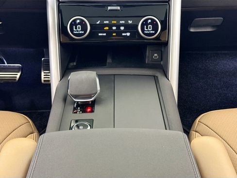 Used 2025 Land Rover Discovery Dynamic SE AWD/4WD image 12