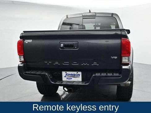 Used 2017 Toyota Tacoma TRD Sport AWD/4WD image 8