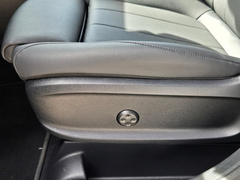 Used 2025 Mercedes-Benz GLB 250 4MATIC image 12