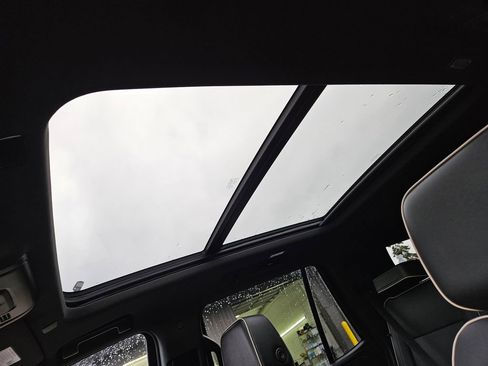 Used 2023 GMC Yukon SLT w/ SLT Premium Package image 22