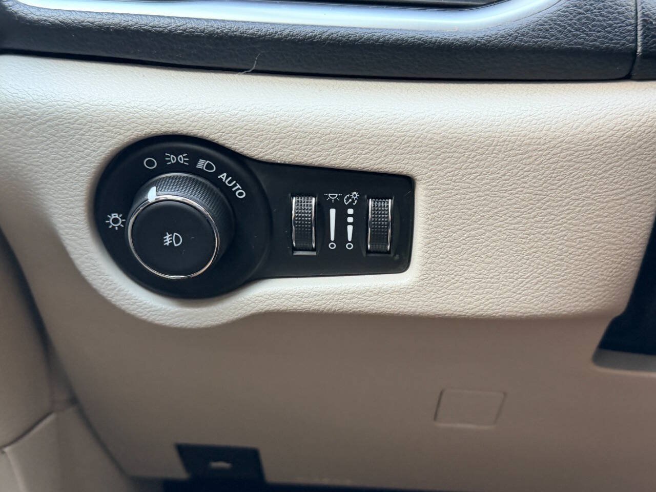 Used 2020 Chrysler Pacifica Limited FWD image 41