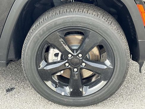 New 2025 Jeep Grand Cherokee L Altitude AWD/4WD image 9