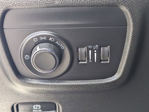 Used 2023 Jeep Grand Cherokee Laredo RWD image 23