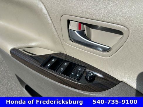 Used 2017 Toyota Sienna XLE Premium image 29