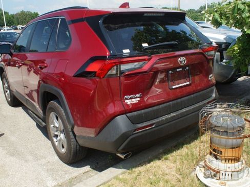 Used 2025 Toyota RAV4 XLE w/ Convenience Package AWD/4WD image 3
