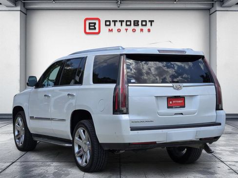 Used 2017 Cadillac Escalade Luxury RWD image 3