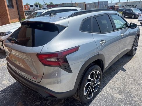 Used 2025 Chevrolet Trax RS w/ Sunroof Package image 8