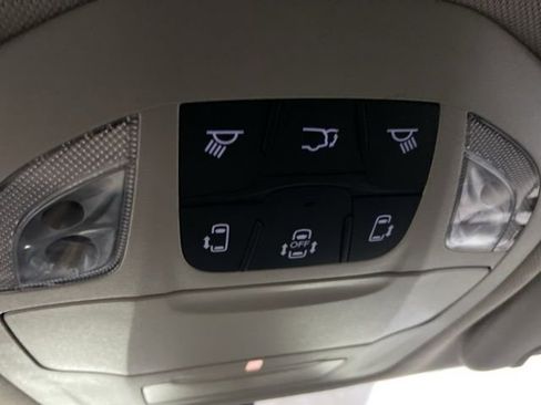 Used 2023 Chrysler Pacifica Touring-L FWD image 37